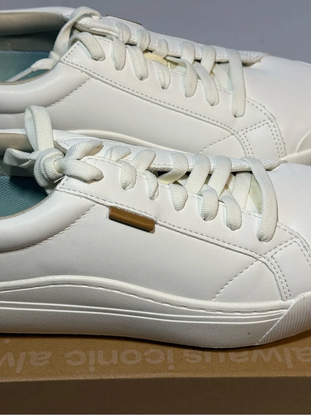 Dr Scholls Women’s Time Off Sneaker. White Faux Leather. 8.5 Medium